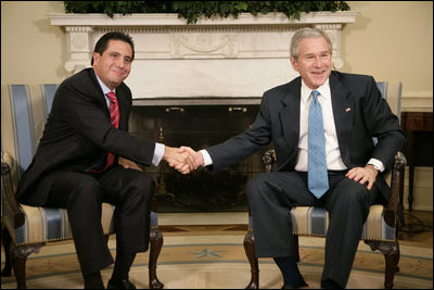 El Presidente George W. Bush le da la bienvenida al Presidente Martin Torrijos de Panama en la Oficina Oval el viernes, 16 de febrero de 2007. Foto por Eric Draper de la Casa Blanca.