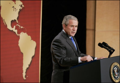 El Presidente George W. Bush pronuncia un discurso sobre la política con respecto al Hemisferio Occidental el lunes, 5 de marzo de 2007 ante la Cámara de Comercio Hispana de los Estados Unidos, en Washington, D.C. El Presidente Bush viajará a América Latina esta semana. Foto por Paul Morse de la Casa Blanca