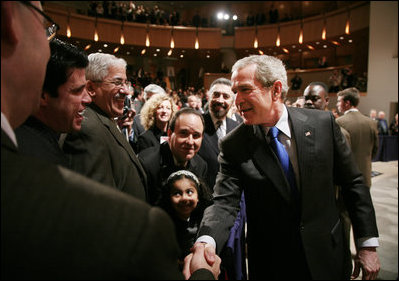 El Presidente George W. Bush les da la mano a miembros de la audiencia tras sus declaraciones ante la Cámara de Comercio Hispana de los Estados Unidos sobre la política con respecto al Hemisferio Occidental el lunes, 5 de marzo de en Washington, D.C. Foto por Paul Morse de la Casa Blanca. 