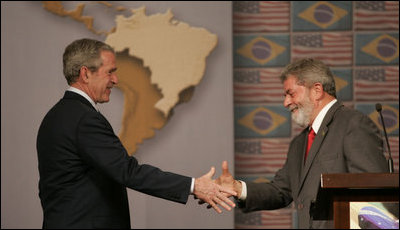 El Presidente George W. Bush y el Presidente de Brasil Luiz Inácio Lula da Silva se estrechan la mano el viernes 9 de marzo de 2007, después de la sesión conjunta con la prensa en São Paulo. Los dos líderes se reunieron durante el día y conversaron de muchos temas, entre ellos los biocombustibles, energía y política exterior. Foto de Paul Morse de la Casa Blanca 