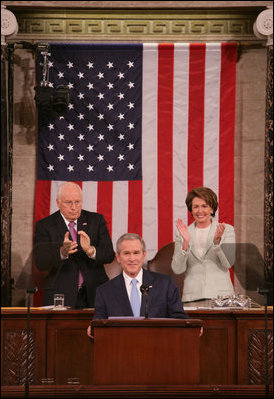 El Presidente George W. Bush recibe aplausos durante su Discurso sobre el Estado de la Nación el martes, 23 de enero de 2007 en el Capitolio de Estados Unidos. También salen en la foto el vicepresidente Dick Cheney y la presidenta de la Cámara de Representantes Nancy Pelosi. Foto por David Bohrer de la Casa Blanca