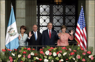 El Presidente George W. Bush, la señora Laura Bush, el Presidente Oscar Berger de Guatemala y la señora Wendy Widmann de Berger saludan al público el lunes, 12 de marzo de 2007, durante la ceremonia de llegada en el Palacio Nacional de la Cultura en la Ciudad de Guatemala. Foto de Paul Morse de la Casa Blanca