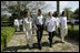 El Presidente George W. Bush y la señora Laura Bush caminan con el Presidente de México Felipe Calderón y la señora Margarita Zavala tras llegar el martes, 13 de marzo de 2007 a la Hacienda Temozón en Temozón Sur, México. Foto de Eric Draper de la Casa Blanca
