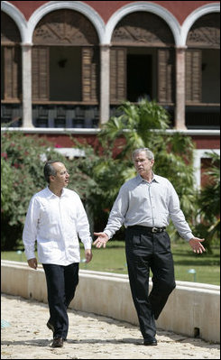 El Presidente George W. Bush y el Presidente de México Felipe Calderón caminan a lo largo de un sendero el martes, 13 de marzo de 2007, mientras se dirigen a una reunión en la Hacienda Temozón en Temozón Sur, México. La visita a la zona fue la escala final en la gira del Presidente por cinco países de América Latina. Foto de Eric Draper de la Casa Blanca