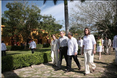 El Presidente George W. Bush y la señora Laura Bush caminan con el Presidente Felipe Calderón y la señora Margarita Zavala en la ceremonia de llegada el martes, 13 de marzo de 2007, en Temozón Sur, México. Es la última escala del Presidente y la señora Bush en su gira por cinco países de América Latina. Se tiene programado que regresen el miércoles a Washington. Foto de Paul Morse de la Casa Blanca