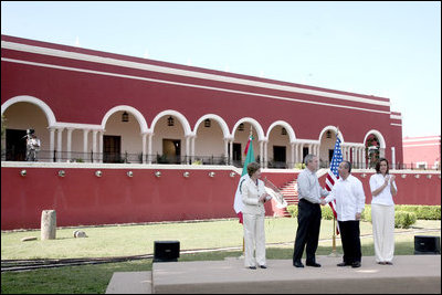 El Presidente George W. Bush y la señora Laura Bush reciben el saludo del Presidente Felipe Calderón y la señora Margarita Zavala durante la ceremonia de llegada el martes, 13 de marzo de 2007, en la Hacienda Temozón en Temozón Sur, México. Foto de Paul Morse de la Casa Blanca