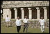 El Presidente George W. Bush y el Presidente Felipe Calderón caminan entre las ruinas mayas de Uxmal el martes, 13 de marzo de 2007, durante la visita por el Presidente y la señora Laura Bush a México. Foto de Paul Morse de la Casa Blanca