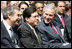 El Presidente George W. Bush es acompañado por el fiscal general Alberto Gonzalez, centro, y el secretario de Comercio Carlos Gutiérrez el viernes, 4 de mayo de 2007, durante una celebración del Cinco de Mayo en el Rose Garden de la Casa Blanca, en la que se reconocieron las contribuciones de los méxico-americanos. Foto de Eric Draper de la Casa Blanca