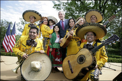 El Presidente George W. Bush posa con miembros del grupo de mariachis Los Hermanos Mora Arriaga, quienes se presentaron el viernes, 4 de mayo de 2007, durante una celebración del Cinco de Mayo en el Rose Garden de la Casa Blanca. Foto de Eric Draper de la Casa Blanca