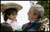 El Presidente George W. Bush abraza a Angélica Mora Arriaga, integrante del grupo de mariachis Los Hermanos Mora Arriaga, el viernes, 4 de mayo de 2007, durante la celebración del Cinco de Mayo en el Rose Garden de la Casa Blanca. Foto de Eric Draper de la Casa Blanca