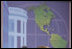 El Presidente George W. Bush pronunció unas palabras el lunes, 9 de julio de 2007, durante un Congreso sobre las Américas en el Hyatt Regency Crystal City en Arlington, Va. El propósito de la reunión fue destacar las extensas relaciones de sociedad a sociedad entre Estados Unidos y sus vecinos, y promover el tema de las diversas maneras en que Estados Unidos ayuda a sus vecinos a promover la educación, atención de salud y oportunidades económicas en todos los niveles. Foto de Chris Greenberg de la Casa Blanca 