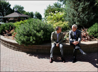 El Presidente George W. Bush conversa con el Presidente mexicano Felipe Calderón, el martes, 21 de agosto de 2007, antes de su reunión con el Primer Ministro canadiense Stephen Harper en la Cumbre de Líderes de Norteamérica en Montebello, Quebec. Foto por Eric Draper de la Casa Blanca