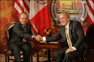 El Presidente George W. Bush y su homólogo de México, Felipe Calderón, se estrechan las manos al concluir su primera reunión durante la Cumbre de Líderes Norteamericanos, celebrada en la ciudad de Nueva Orleáns, Luisiana, el pasado 21 de abril de 2008