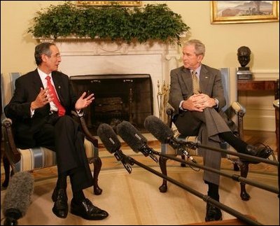 El Presidente George W. Bush conversa con su homólogo de Guatemala, Alvaro Colom, durante la visita del mandatario guatemalteco el pasado 28 de abril de 2008.