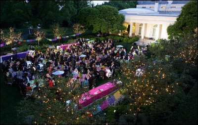 El Jardín de las Rosas de la Casa Blanca lució toques alusivos a México el pasado 5 de mayo de 2008, cuando el presidente George W. Bush y su esposa, Laura, le dieron la bienvenida a más de 200 invitados para una cena en celebración del Cinco de Mayo.