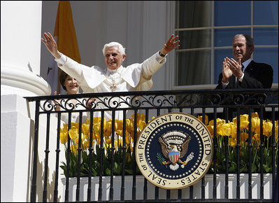 El Presidente y la Primera Dama aplauden mientras el Santo Padre muestra su aprecio al público que entona la canción "Cumpleaños Feliz" en la ocasión de su visita a la Casa Blanca, que coincidió con su cumpleaños.