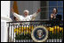 El Presidente y la Primera Dama aplauden mientras el Santo Padre muestra su aprecio al público que entona la canción "Cumpleaños Feliz" en la ocasión de su visita a la Casa Blanca, que coincidió con su cumpleaños.