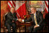 El Presidente George W. Bush y su homólogo de México, Felipe Calderón, se estrechan las manos al concluir su primera reunión durante la Cumbre de Líderes Norteamericanos, celebrada en la ciudad de Nueva Orleáns, Luisiana, el pasado 21 de abril de 2008