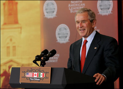 El Presidente George W. Bush responde a la pregunta de un reportero durante la conferencia de prensa conjunta que se celebró a finalizar la cumbre.
