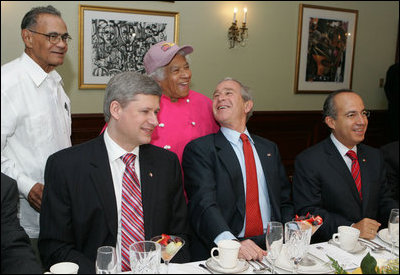El Presidente George W. Bush expresa su aprecio a Leah y Dooky Chase, dueños del restaurante Dooky Chase's, donde el presidente ofreció un desayuno para sus homólogos de México y Canadá, Felipe Calderón y Stephen Harper, respectivamente.