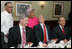 El Presidente George W. Bush expresa su aprecio a Leah y Dooky Chase, dueños del restaurante Dooky Chase's, donde el presidente ofreció un desayuno para sus homólogos de México y Canadá, Felipe Calderón y Stephen Harper, respectivamente.