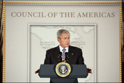 El Presidente George W. Bush se dirige al Consejo de las Américas, reunido en Washington, el 7 de mayo de 2008. En su discurso, el presidente pasó revista a la políticas de su administración en el hemisferio occidental, y subrayó la importancia de que el Congreso de los Estados Unidos proceda con votaciones pendientes en torno a la aprobación de Tratados de Libre Comercio con Colombia y Panamá, respectivamente.