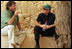 El Presidente George W. Bush escucha atentamente a Eitan Campbell, director del Parque Nacional de Masada, durante su visita al anciano baluarte del pueblo de Israel el pasado 15 de mayo de 2008. Más tarde aquel día, el presidente declaró ante los miembros del Knéset "Hoy visité Masada, un inspirador monumento a la valentía y el sacrificio. En este lugar histórico, los soldados israelíes prestan este juramento: "Masada nunca volverá a caer". Ciudadanos de Israel: Masada nunca volverá a caer, y Estados Unidos estará de su lado".