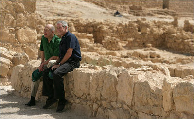 El Presidente de Estados Unidos, George W. Bush, y el Primer Ministro de Israel, Ehud Olmert, toman un descanso durante su visita a las antiguas fortificaciones de Masada el 15 de mayo de 2008. La visita formó parte del itinerario del presidente en el país, con motivo del Sexagésimo Aniversario de la proclamación de la independencia de Israel. "En este histórico aniversario", declaró el presidente más tarde aquel día antes los representantes electos del pueblo israelí en el Knéset, "Estados Unidos se enorgullece de ser el más firme aliado y mejor amigo de Israel en el mundo".