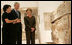 Durante su estadía en la Tierra Santa el pasado 16 de mayo de 2008, el Presidente George W. Bush y la Primera Dama, Laura Bush, visitaron el Museo de Tierras Bíblicas, en Jerusalén. El Museo se dedica a la conservación de la historia de todos los pueblos mencionados en las Sagradas Escrituras. En la foto los acompaña la directora del Museo, Amanda Weiss.