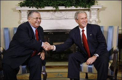 Dirgiéndose al presidente George W. Bush tras su reunión en el Despacho Oval el pasado 10 de septiembre de 2008, el presidente de Iraq, Jalal Talabani, manifestó "Pienso que está claro que en Iraq lo vemos como un héroe que liberó a Iraq del peor tipo de dictadura". Agregó "Gracias a usted y al sacrificio de su valiente Ejército y al pueblo iraquí, ahora podemos vivir en paz y con seguridad".