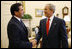 El presidente George W. Bush recibe a su homólogo de la República de Panamá, el presidente Martín Torrijos, en el Despacho Oval el 17 de septiembre de 2008. Los dos líderes conversaron en torno a varios asuntos bilaterales, entre ellos la pendiente aprobación final de un acuerdo de libre comercio entre ambos países.