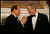 El Presidente George W. Bush y el Primero Ministro de Italia, Silvio Berlusconi, levantan sus copas durante la cena de Estado que se ofreció en la Casa Blanca el pasado 13 de octubre de 2008, con motivo de las visita del primer mandatario italiano a los Estados Unidos.