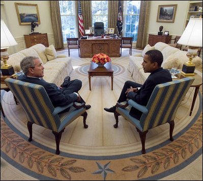El presidente George W. Bush y el presidente electo Barack Obama conversan en torno a la transición presidencial durante una reunón en el Despacho Oval el pasado 10 de noviembre de 2008.