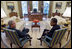 El presidente George W. Bush y el presidente electo Barack Obama conversan en torno a la transición presidencial durante una reunón en el Despacho Oval el pasado 10 de noviembre de 2008.