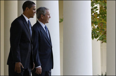 El presidente George W. Bush y el presidente electo Barack Obama pausan para fotos antes de inciar su reunión para discutir la transición presidencial, el pasado 10 de noviembre de 2008.