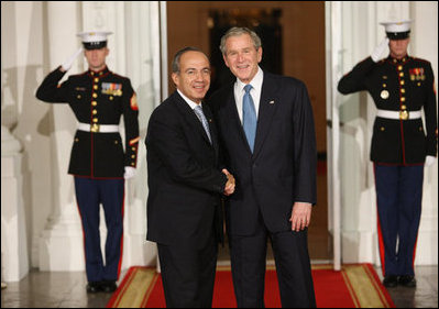 El presidente George W. Bush estrecha la mano del primer mandatario de México, Felipe Calderón, al darle la bienvenida a la cena que se celebró en la Casa Blanca la noche del 14 de noviembre de 2008, previa a los trabajos de la Cumbre sobre Mercados Financieros y la Economía Mundial el día siguiente.