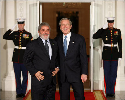 El presidente George W. Bush comparte un momento jocoso con el presidente de Brasil, Luiz Inácio Lula da Silva, al darle la bienvenida a la cena que se celebró en la Casa Blanca la noche del 14 de noviembre de 2008, previa a los trabajos de la Cumbre sobre Mercados Financieros y la Economía Mundial el día siguiente.