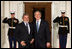 El presidente George W. Bush comparte un momento jocoso con el presidente de Brasil, Luiz Inácio Lula da Silva, al darle la bienvenida a la cena que se celebró en la Casa Blanca la noche del 14 de noviembre de 2008, previa a los trabajos de la Cumbre sobre Mercados Financieros y la Economía Mundial el día siguiente.