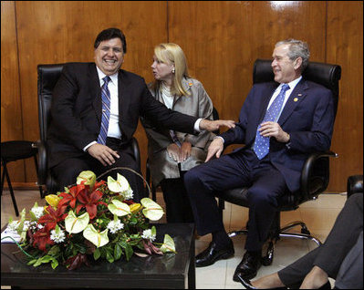 El presidente George W. Bush y Alan García, presidente anfitrión de la Cumbre del Foro Económico Asia Pacífico, comparten un momento jocoso durante un encuentro en Lima, Perú, el pasado 23 de noviembre de 2008.