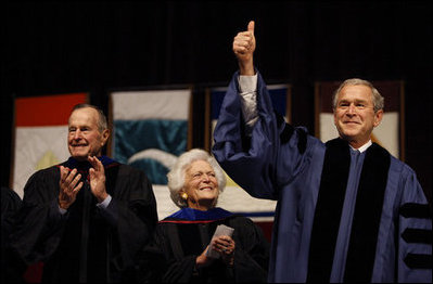 Con sus padres, el ex presidente George H.W. Bush y la ex primera dama Barbara Bush a su lado, el presidente George W. Bush llega a Texas A&M University, donde ofrece su último discurso de graduación como presidente el pasado 12 de diciembre de 2008.
