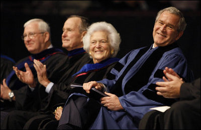 "Permítanme darles unos cuantos consejos finales", dijo el presidente George W. Bush, dirigiéndose a la clase graduada de Texas A&M University el pasado 12 de diciembre de 2008. "En primer lugar, escuchen a su madre". "En segundo lugar, escojan un conjunto de principios para que rijan su vida, convicciones e ideales que guíen su camino. En muchas ocasiones, la gente les dirá que otro curso es más aceptado o popular. Recuerden que la popularidad es tan fugaz como el viento de Texas. La fibra moral y la conciencia son tan sólidos como los robles de este campus. Si van a casa de noche, se miran en el espejo y están satisfechos de haber hecho lo correcto, pasarán la única prueba que vale la pena. Y finalmente, estén alerta a modelos a seguir, personas cuya conducta admiran y cuyos pasos pueden seguir".