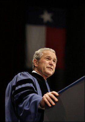 Con la bandera de la estrella solitaria de Texas al fondo, el presidente George W. Bush ofreció el discurso de graduación de Texas A&M University en College Station, Texas, el pasado 12 de diciembre de 2008.
