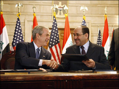 El presidente George W. Bush y el primer ministro de Iraq, Nuri al-Maliki estrechan las manos tras la firma del Acuerdo Marco Estratégico y el Acuerdo de Seguridad entre Estados Unidos e Iraq, celebrada en Bagdad el pasado 14 de diciembre de 2008.