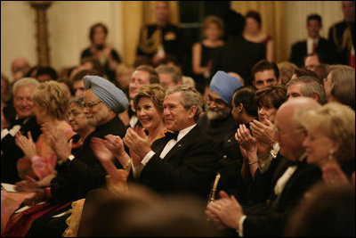 President George W. Bush, Laura Bush and India Prime Minister Dr. Manmohan Singh and Mrs. Gursharan Kaur, applaud the entertainers appearing Monday, July 18, 2005 at the official dinner at the White House.
