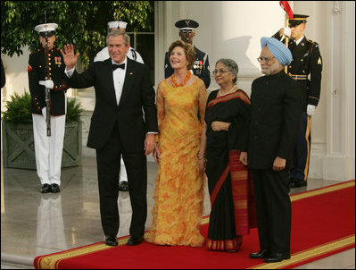 President George W. Bush and Laura Bush welcome India Prime Minister Dr. Manmohan Singh and Mrs. Gursharan Kaur, as they arrive for the official dinner at the White House, Monday, July 18, 2005.