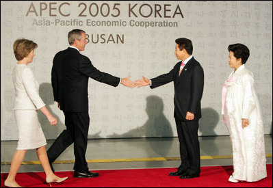 President and Mrs. Bush are welcomed by President Moo Hyun Roh of the Republic of Korea, and his wife, Yang-Sook Kwon, to the Gala Dinner and Cultural Performance at the 2005 APEC summit Friday night, Nov. 18, 2005.