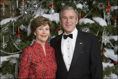 President George W. Bush and Mrs. Laura Bush pose for their official 2006 Holiday Portrait in the Blue Room of the White House. 