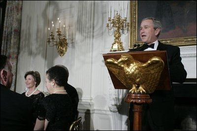 President George W. Bush addresses guests Monday evening, Feb. 6, 2006 in the State Dining Room at the White House to honor The Dance Theatre of Harlem.