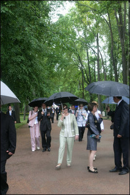 Mrs. Laura Bush participates in a tour of Peterhof Palace in St. Petersburg, Russia, Sunday, July 16, 2006.