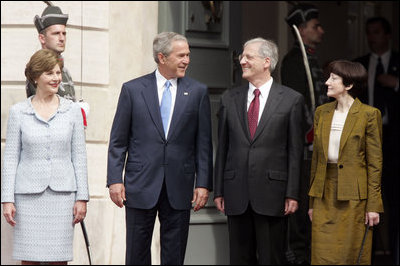 President George W. Bush, Mrs. Laura Bush, Hungarian President Laszlo Solyom and Mrs. Erzsebet Solyom participate in an official arrival ceremony at Sandor Palace in Budapest, Hungary, June 22, 2006.